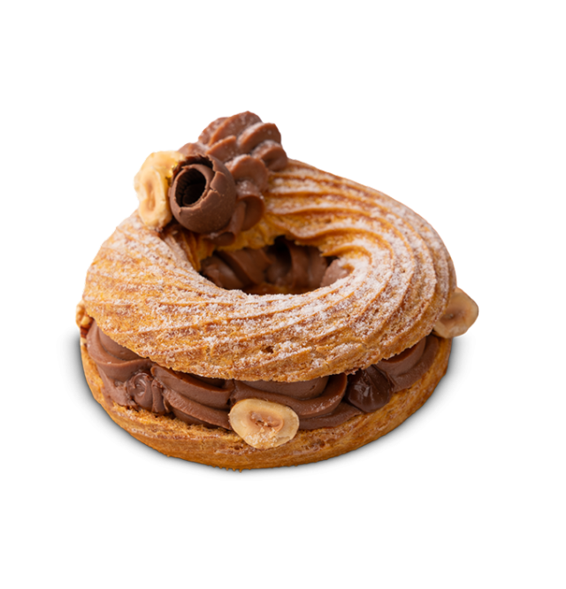Paris-Brest em formato de anel recheado com creme de chocolate e avelã, decorado com raspas de chocolate e avelãs int...