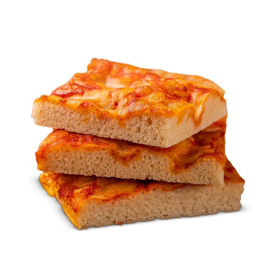 Três fatias quadradas grossas de pizza de tomate e queijo empilhadas sobre fundo branco