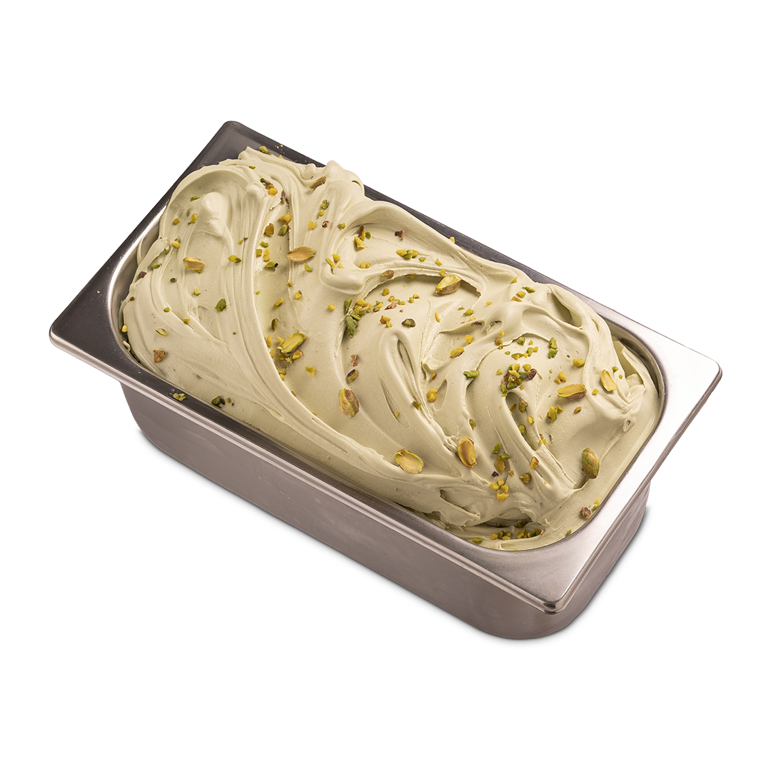 Cuba metálica retangular de gelato com gelato de pistache em espiral, coberto com pistache picado, fundo branco