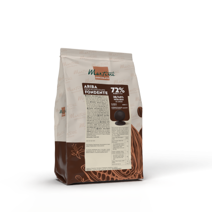 Saco de discos de chocolate amargo Martini Ariba Fondente 72% em fundo branco
