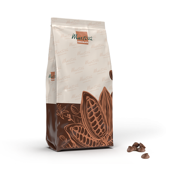 Pacote de Martini Cioccolato com ilustrações de vagens de cacau, ao lado de um pequeno monte de gotas de chocolate.