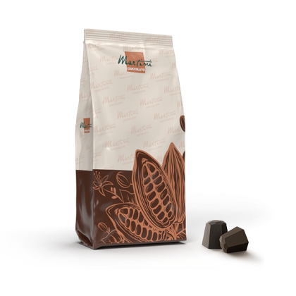 Embalagem creme e marrom da Martini Cioccolato com ilustrações de cacau, ao lado de dois chocolates amargos