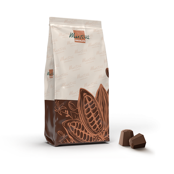 Pacote de chocolate Martini Cioccolato com desenho de vagem de cacau, ao lado de dois bombons, fundo branco.