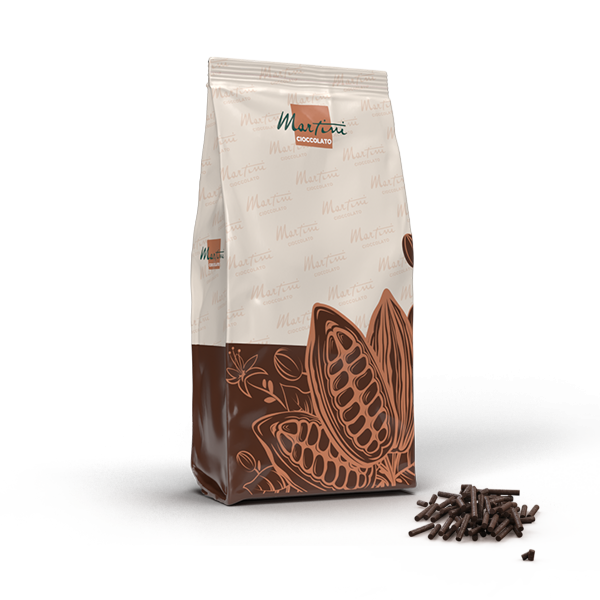 Sachê em pé de chocolate da marca Martini Cioccolato com gráficos de vagens de cacau, ao lado de raspas de chocolate.