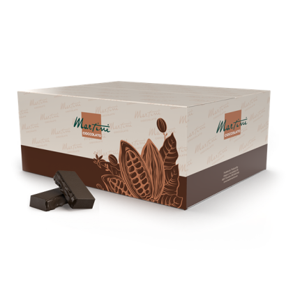 Caixa creme e marrom de Martini Cioccolato com desenhos de vagens de cacau, ao lado de duas barras de chocolate amarg...