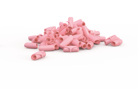 Pedaços de chiclete rosa em formato de tubo espalhados sobre fundo branco.