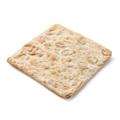 Pão achatado quadrado com crosta amassada e farinha em fundo branco