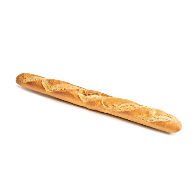 Uma baguete francesa com casca dourada e cortes diagonais, disposta na diagonal sobre fundo branco