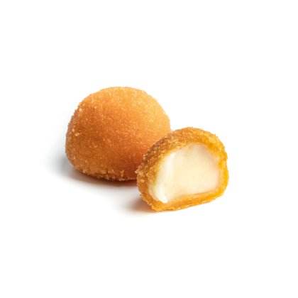 Duas bolinhas de queijo fritas e douradas, uma inteira e outra ao meio mostrando o recheio derretido, fundo branco