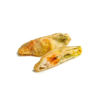 Duas flores de abobrinha empanadas e fritas, recheadas com creme laranja e branco, uma cortada, fundo branco
