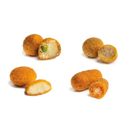 Quatro croquetes empanados e fritos, inteiros e cortados ao meio, com recheios de queijo, carne e molho de tomate.
