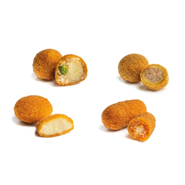 Quatro croquetes empanados e fritos, inteiros e cortados ao meio, com recheios de queijo, carne e molho de tomate.