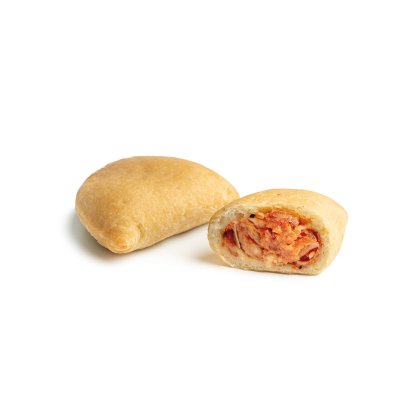 Dois rolinhos de massa assados com crosta dourada, um inteiro e outro cortado mostrando recheio de tomate e queijo.
