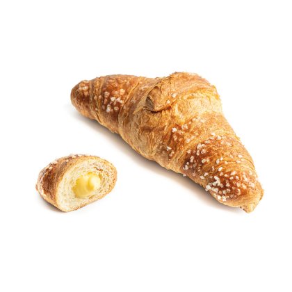 croissant polvilhado com açúcar, com um pedaço cortado mostrando recheio cremoso de creme de baunilha, fundo branco