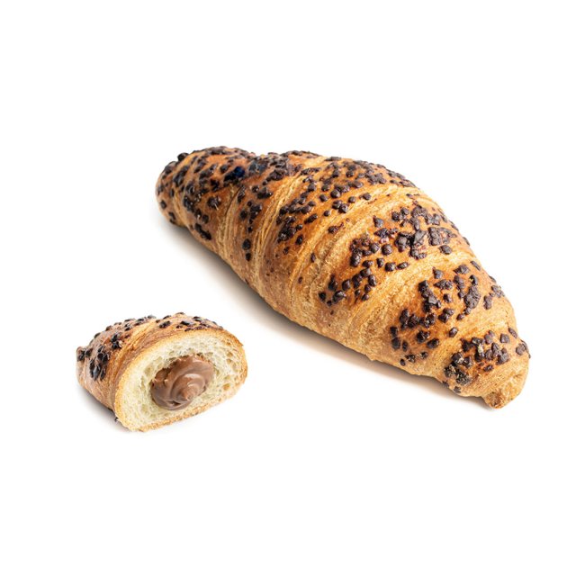 Croissant inteiro coberto com farofa de chocolate ao lado de um pedaço cortado revelando recheio de chocolate com ave...
