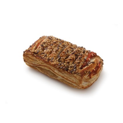 Rolo de massa folhada dourada com gergelim e linhaça, recheio de tomate vermelho visível, fundo branco