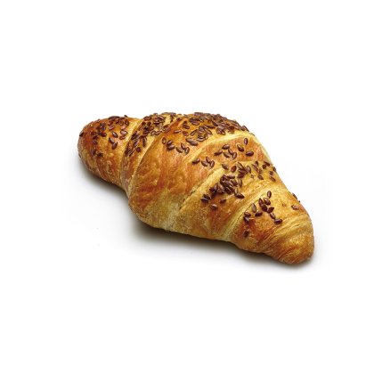 Croissant dourado assado com sementes de linhaça, fundo branco