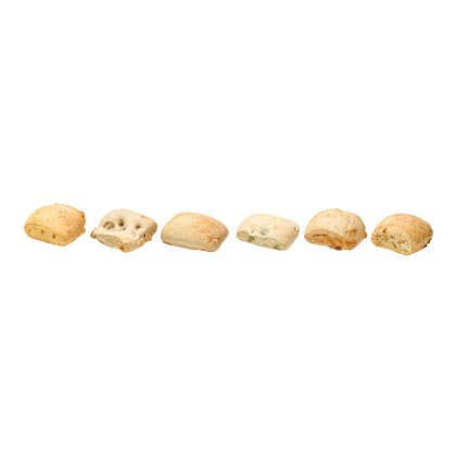 Seis pãezinhos com pedaços visíveis de ervas e temperos, dispostos em fileira sobre fundo branco