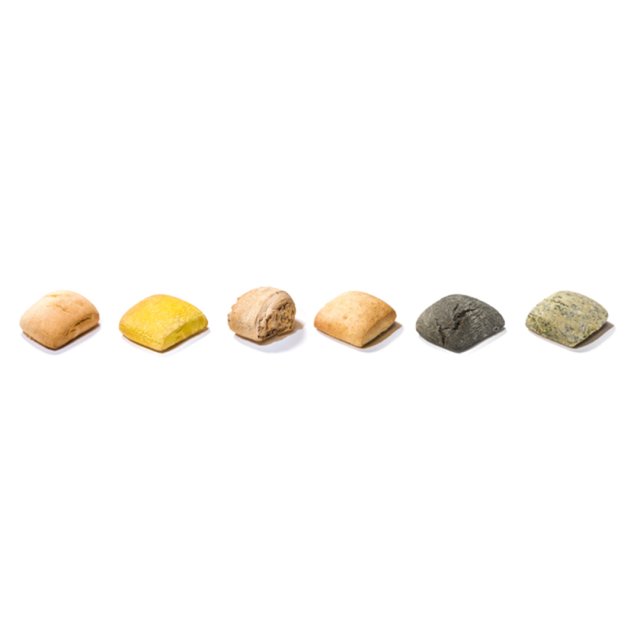 Seis pãezinhos quadrados em fileira, com cores que vão do bege e amarelo ao preto carvão e verde sobre fundo branco