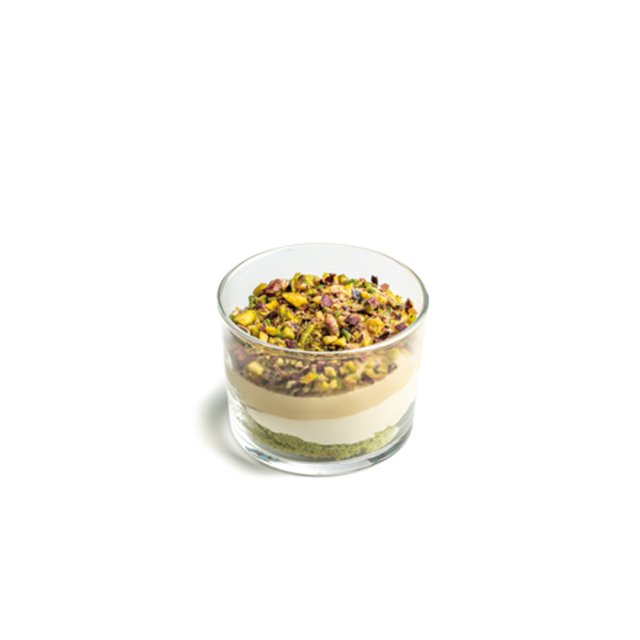 Sobremesa em camadas em copo de vidro com base de pistache verde, musse de café e pistache picado por cima.