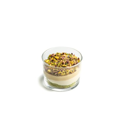 Sobremesa em camadas em copo de vidro com base de pistache verde, musse de café e pistache picado por cima.
