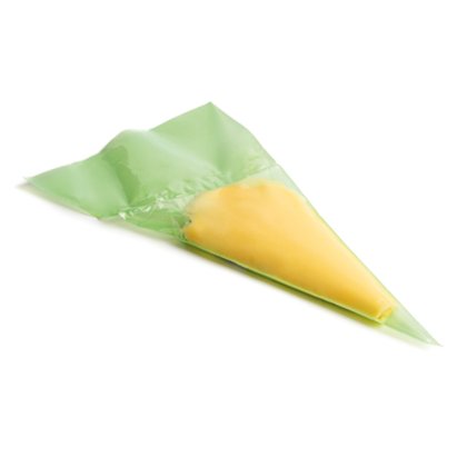 Saco de confeitar verde cheio de creme ou massa amarela, fundo branco.