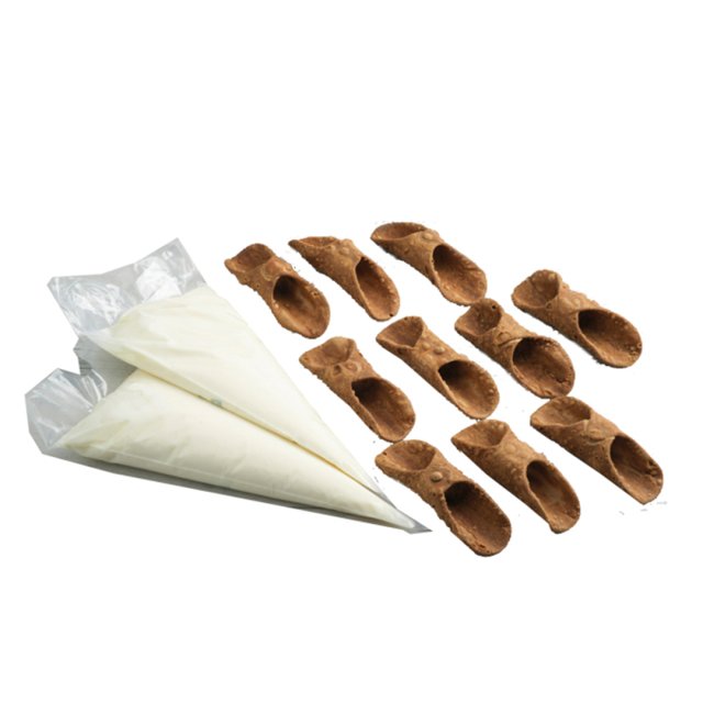 Cascas de mini cannoli vazias em fileiras ao lado de um saco de confeitar com recheio de creme, fundo branco