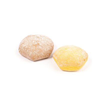 Dois pães redondos crocantes, um integral e um dourado, polvilhados com farinha, fundo branco.