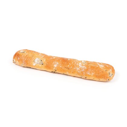 Uma baguete dourada com pedaços de azeitona na casca, coberta com farinha, sobre fundo branco.