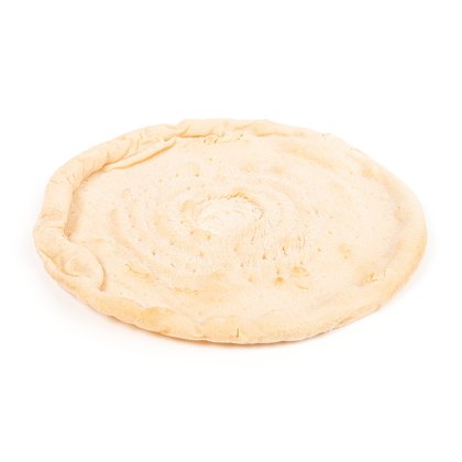 Massa redonda de pão achatado crua, com borda elevada e textura espiralada em fundo branco