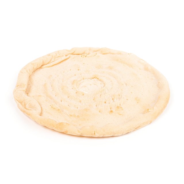 Massa redonda de pão achatado crua, com borda elevada e textura espiralada em fundo branco