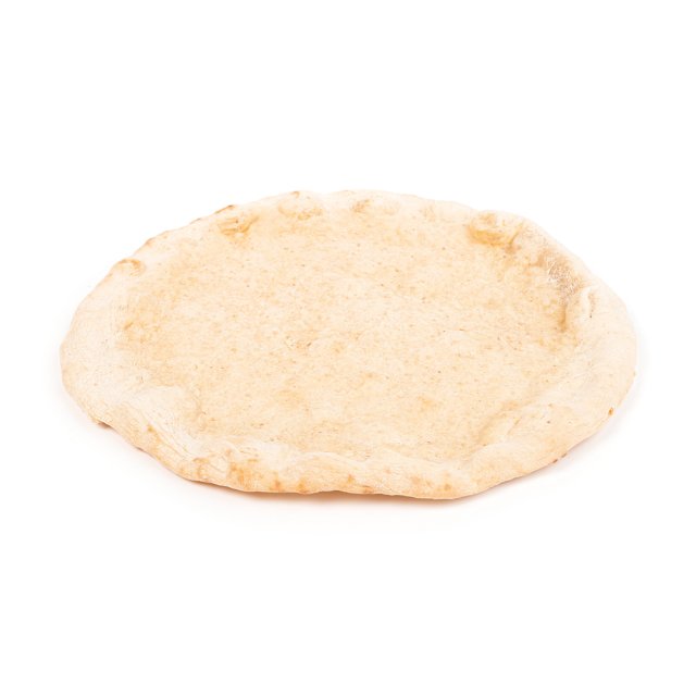 Massa de pizza redonda crua com borda texturizada e elevada, em fundo branco.