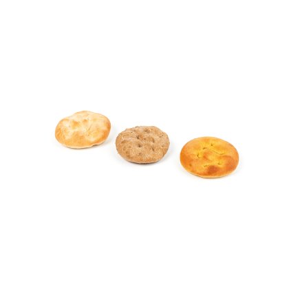 Três pães redondos de tipos diferentes em fundo branco, incluindo um pão integral e dois pães brancos.