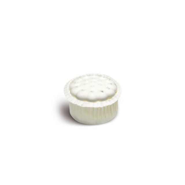 Queijo cremoso branco redondo em invólucro de papel canelado, sobre fundo branco.
