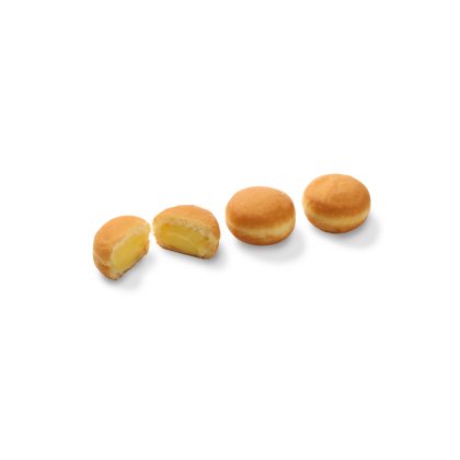 Quatro donuts redondos recheados com creme em fundo branco, um deles cortado mostrando recheio de creme amarelo