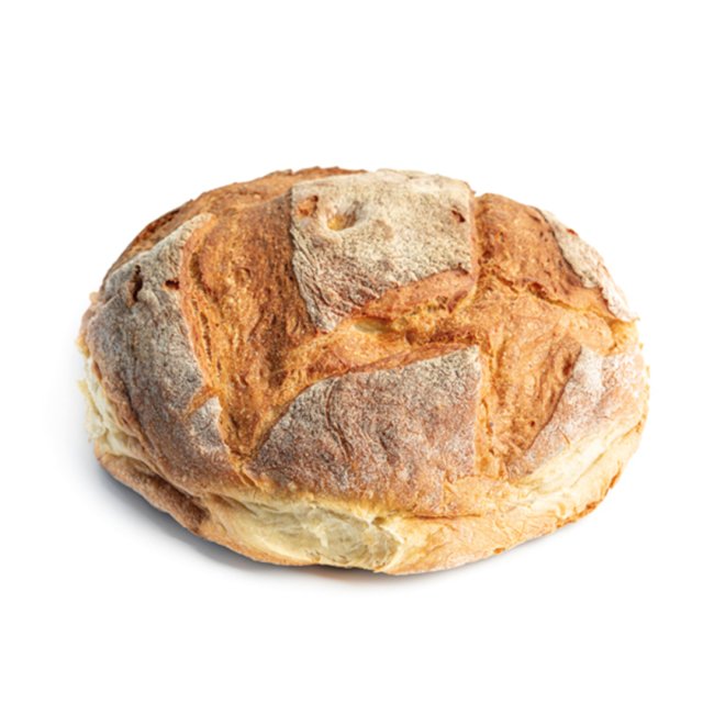 Pão artesanal redondo, crocante, polvilhado com farinha, com cortes e casca dourada, fundo branco