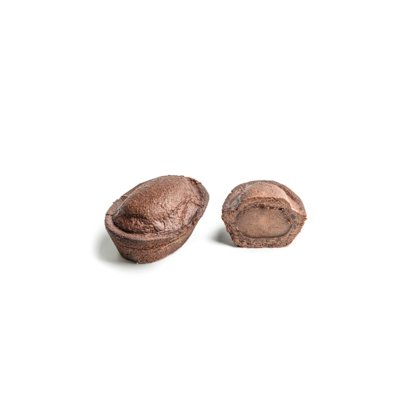 Duas cascas de massa cobertas com chocolate em fundo branco, uma inteira e outra aberta mostrando o recheio texturizado.
