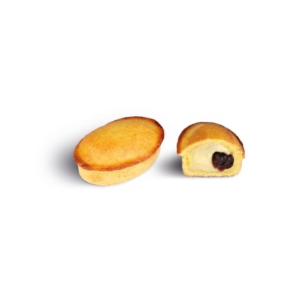 Dois pães de ló ovais, um inteiro e outro cortado revelando recheio de creme com fruta escura ao centro.