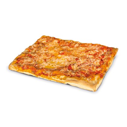 Pizza retangular de queijo com mussarela derretida e molho de tomate sobre massa grossa e dourada, fundo branco.