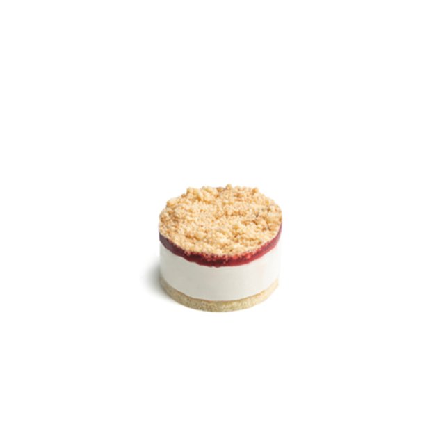 Cheesecake pequeno e redondo com cobertura crocante de biscoito, camada de frutas vermelhas, recheio de creme branco ...