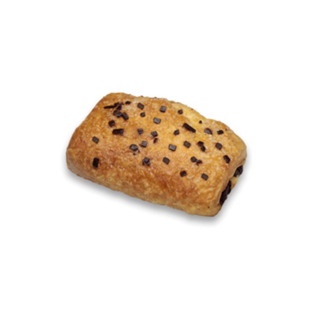 Croissant dourado de chocolate com pedaços de chocolate amargo por cima, fundo branco