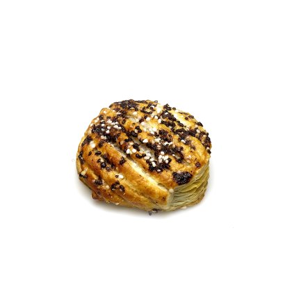 Pastel dourado redondo coberto com pedaços de chocolate, gergelim e açúcar perolado, fundo branco.