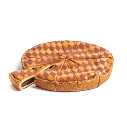Torta redonda com padrão xadrez marrom e bege, já fatiada, com uma fatia retirada mostrando o recheio escuro