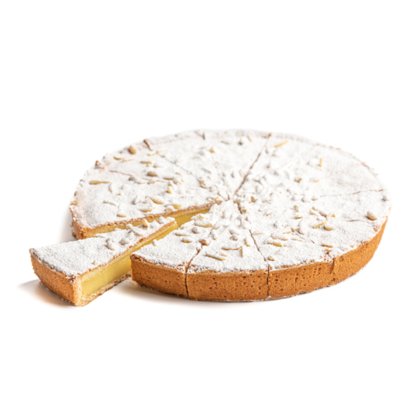 Torta redonda com recheio cremoso e pinoli, polvilhada com açúcar de confeiteiro, fatiada em fundo branco.