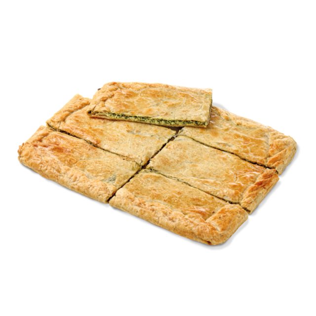 Torta de massa folhada retangular cortada em quadrados, com uma fatia levantada revelando recheio verde de espinafre,...